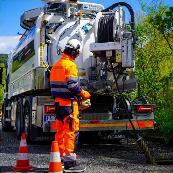 Technicien intervenant sur un camion de curage industriel