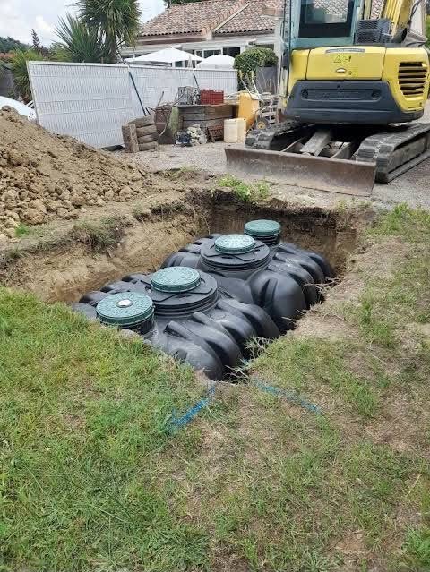Installation d'une fosse septique lors d'un chantier d'assainissement