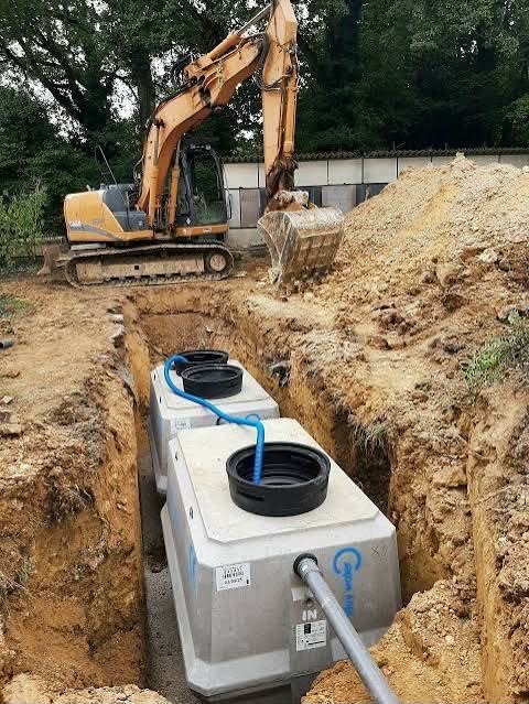 Installation de cuves d'épuration en tranchée